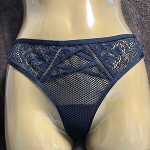NWT VICTORIAS SECRET Very Sexy Thong Black Lace Sz Medium